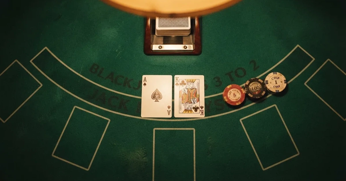 Osvijetljen stol za igru s kartama, snimljen odozgo — blackjack casina u hrvatskoj
